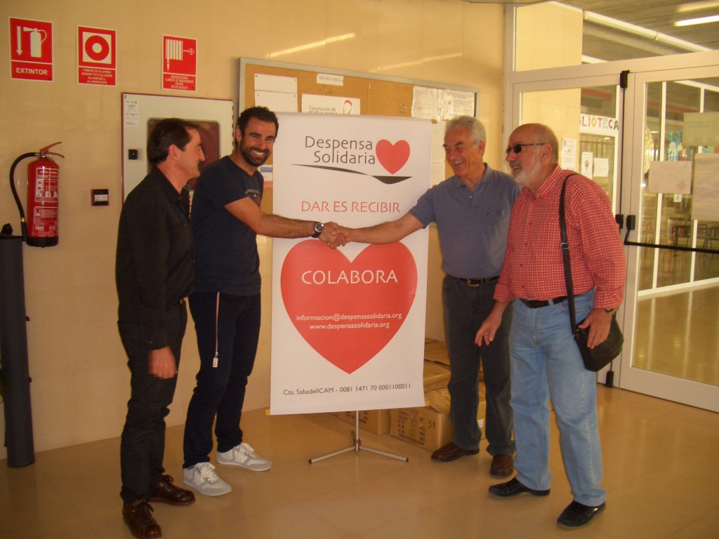 José Antonio Corral, Director del IES de la Foia d'ELX y el Vicedirector José Angel Salinas junto con Manuel Butron y Manolo Perez Gómez, voluntarios de la Despensa miembros del Grupo de Alimentos.