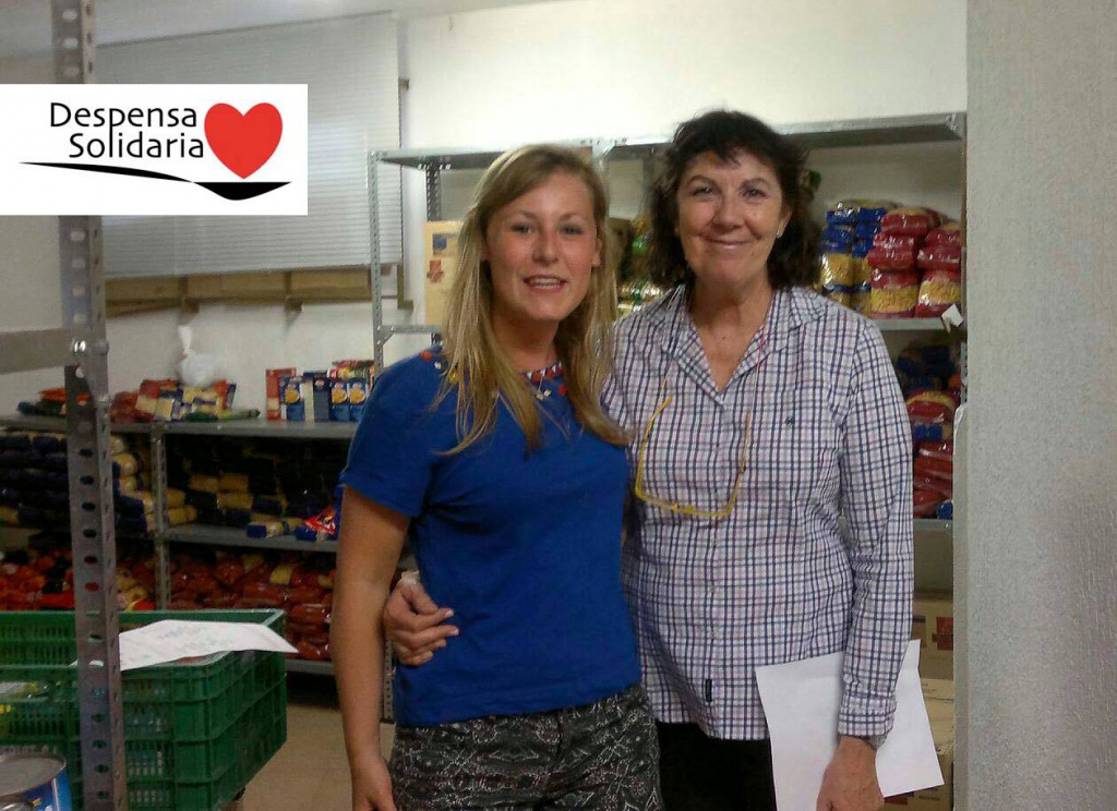 Imágenes de la alumna Chandler Collins almacenando la comida en la despensa solidaria