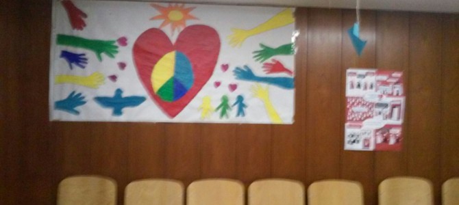 Adorna las paredes de nuestro local este mural realizado por pacientes de Salud Mental del Hospital de Día Lo Morant